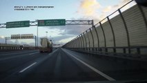 فيديو شاحنة ضخمة تسحق سيارتين على طريق سريع بطريقة مروعة