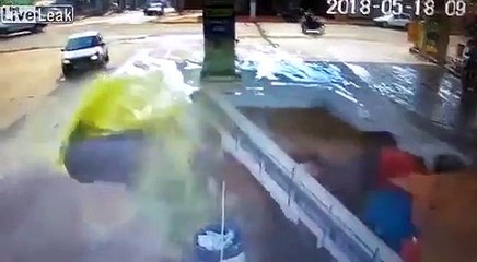 فيديو شاحنة تقتحم محطة وقود في البرازيل وتدهس العامل