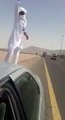 بالفيديو شاب يرمي بنفسه أمام شاحنة مسرعة! شاهد ماذا حدث