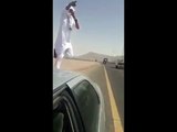 بالفيديو شاب يرمي بنفسه أمام شاحنة مسرعة! شاهد ماذا حدث