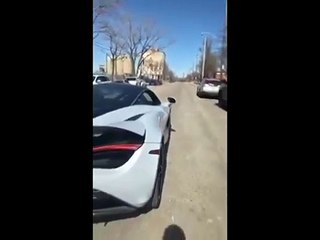 بالفيديو شاب غير مرخص يصدم سيارة ماكلارين 720S بأودي R8