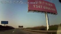 فيديو عجل شاحنة يقفز على سيارة ويحطمها بطريقة لن تصدقونها