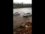 بالفيديو سيارات تغرق في مياه السيول في الطائف ومحاولات إنقاذ من فيها