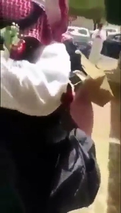 فيديو مؤثر لشاب يهدي والدته سيارة في يوم تخرجها من المدرسة