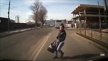 فيديو روسية تلقي بنفسها أمام سيارة أمن لهذا السبب الغبي