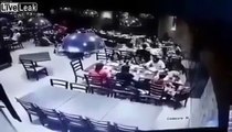 فيديو سيارة تقتحم صالة طعام وتحطم طاولة عليها 8 زبائن