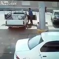 فيديو انفجار سيارة في محطة أثناء تزودها بالوقود وهذا مصير مالكها