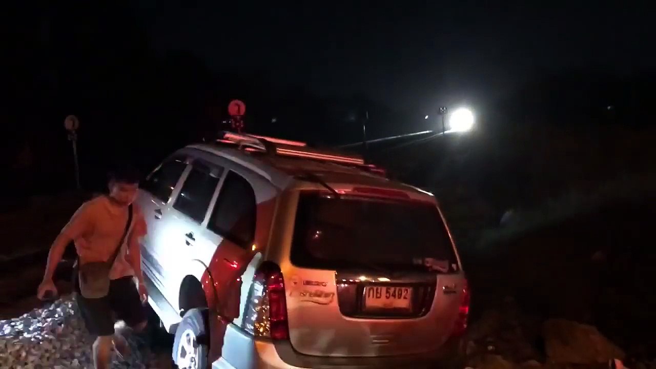 فيديو قطار يصدم سيارة SUV عالقة على سكته ويقذفها بعيداً