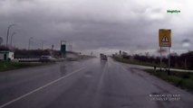 فيديو: عند القيادة في الأجواء الماطرة لا تفعل ما فعله هذا السائق وإلا!