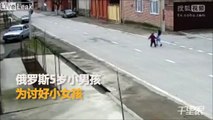 فيديو طفل عمره 5 سنوات يسرق سيارة لهذا السبب المضحك