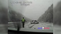 فيديو سيارة تنزلق على الثلوج وتصدم شرطياً وهذا هو مصيره