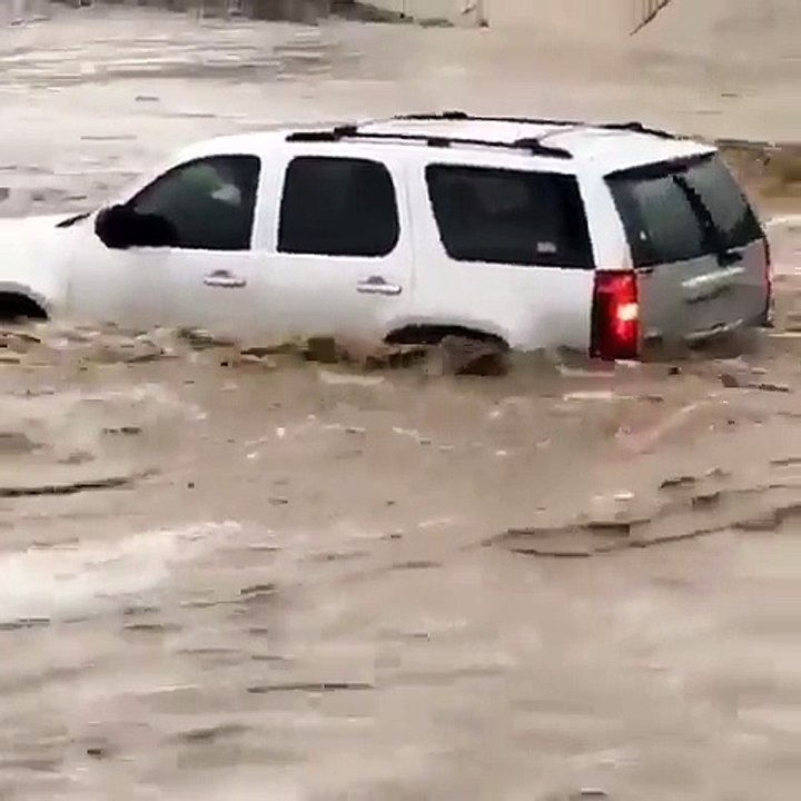 فيديو سائق يخاطر بحياته لعبور سيل جارف وهذا هو مصيره