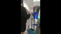 فيديو.. رجل يثير ذهول أمن مطار في لندن بتصرف غريب لن تتوقعه!