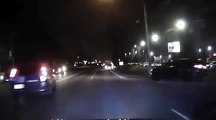 فيديو رجل يخاطر بحياته لسحب سائق من سيارته المحترقة