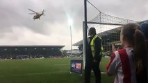 فيديو هبوط طائرة على أرض ملعب أثناء مباراة كرة قدم لهذا السبب