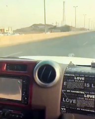 فيديو سعودي متهور يزيل مقود سيارته ويعود لمقعدها الخلفي