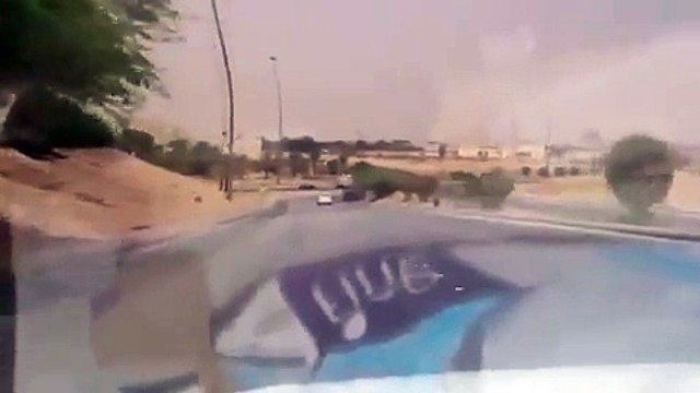بالفيديو انشغل وهو يصور حادث فتعرض لحادث مؤلم في السعودية