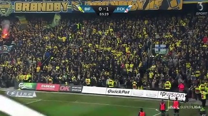 جماهير ديربي الدنمارك تعترض خلال المباراة بالفئران الميتة