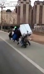 فيديو دراجة تحمل سبعة أشخاص دفعة واحدة ... فقط في الصين