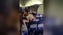 بالفيديو مشاجرة بين شابين داخل طائرة تثير ذعر الركاب