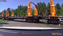فيديو تسرع سائق شاحنة يتسبب بكارثة أثناء عبور قطار