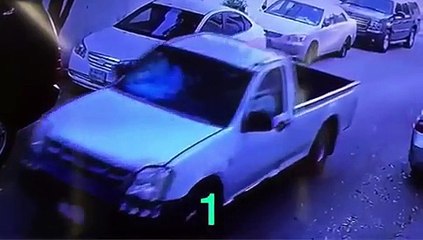 طفل يسرق بطارية هيونداي النترا في وضح النهار في جدة والكاميرا تصوره