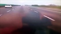 فيديو فتاة تقفز من سيارة مسرعة لهذا السبب