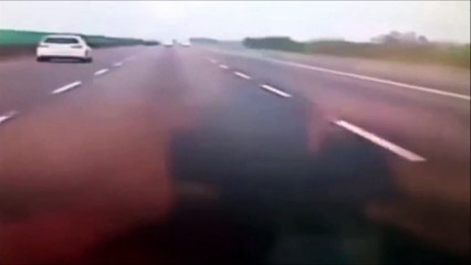 فيديو فتاة تقفز من سيارة مسرعة لهذا السبب