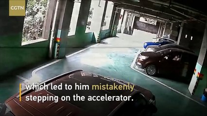 فيديو لحظة سقوط سيارة من الطابق الثاني لهذا السبب التافه