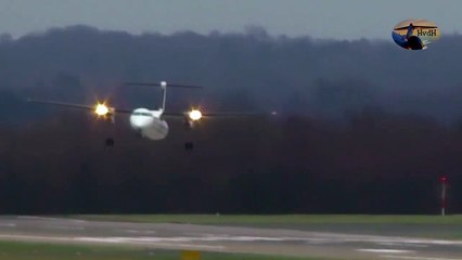 طيار محترف يهبط بطائرة على سرعة 110 كلم/س أثناء عاصفة مخيفة