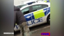 فيديو شاب يهجم على سيارة شرطة بريطانية ويحطمها