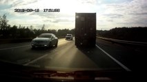 فيديو سائق يخرج من الزجاج الأمامي لشاحنته بعد أن صدمته شاحنة أخرى