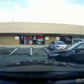 بالفيديو امرأة تقتحم واجهة أحد المحلات وتعود لتحطم السيارة التي خلفها