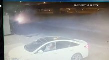 بالفيديو سيارة تسقط من فوق جسر في جدة وتدب فيها النيران