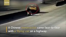 فيديو سيارة تطير فوق سائق دراجة نارية وهذا هو مصيره