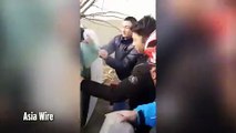 فيديو جندي صيني يحطم الزجاج الأمامي لسيارة بيديه بشجاعة لينقذ من فيها