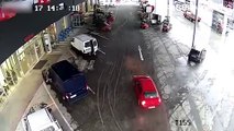 فيديو حاولوا سرقة مستودع فتصدى العمال لسيارتهم بطريقة رائعة
