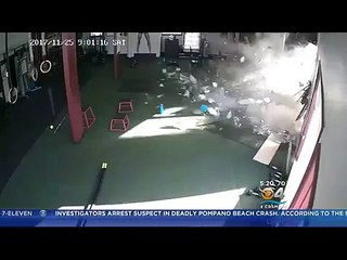 لحظات مرعبة لاقتحام سيارة صالة ألعاب رياضية