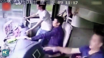 ركاب يطيرون من حافلة بعد أن فقد سائقها السيطرة عليها