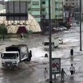 الأمطار الغزيرة تشل حركة السيارات في شوارع جدة