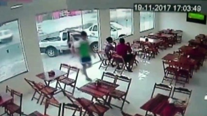 لحظات مرعبة لاقتحام سيارة مخبزاً أثناء جلوس زوجين بداخله