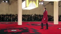 فيديو كبار مشاهير هوليوود على منصة عرض أزياء Prada في تجربة فريدة