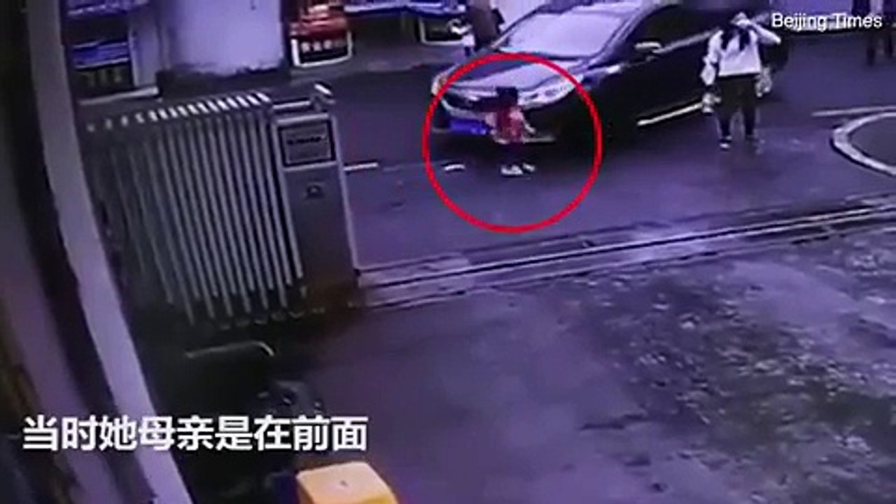 سائق يدهس طفلة تبلغ من العمر 3 أعوام فشاهد ماذا حصل لها! سبحان الله