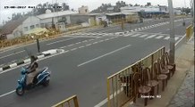 فيديو فتاة تطير في الهواء بعد أن صدمتها سيارة بسبب استهتارها