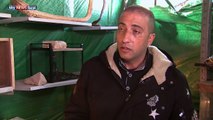 فيديو رجل فلسطيني عاشق للزواحف.. منزله يحتضن عشرات الأفاعي!