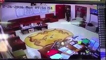 فيديو طالب يقتحم مجمعاً تعليماً في السعودية بسلاح آلي.. والسبب غريب!