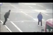 فيديو صيني ينطح سيارة سريعة برأسه لهذا السبب