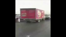 فيديو شاب يدمر عدة سيارات ليهرب من قبضة الشرطة في السعودية