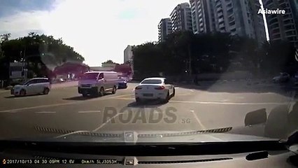 فيديو ظهور سيارة "شبح" من العدم يتسبب بحادث غريب