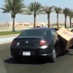 فيديو ما الذي يفعله هذا الرجل؟ وضع صندوقاً بطريقة غريبة داخل سيارة